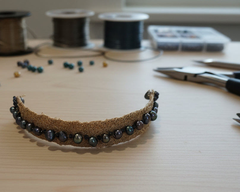 Embroidered gold and grey pearl bracelet Asimico