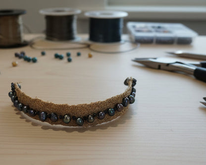 Embroidered gold and grey pearl bracelet Asimico