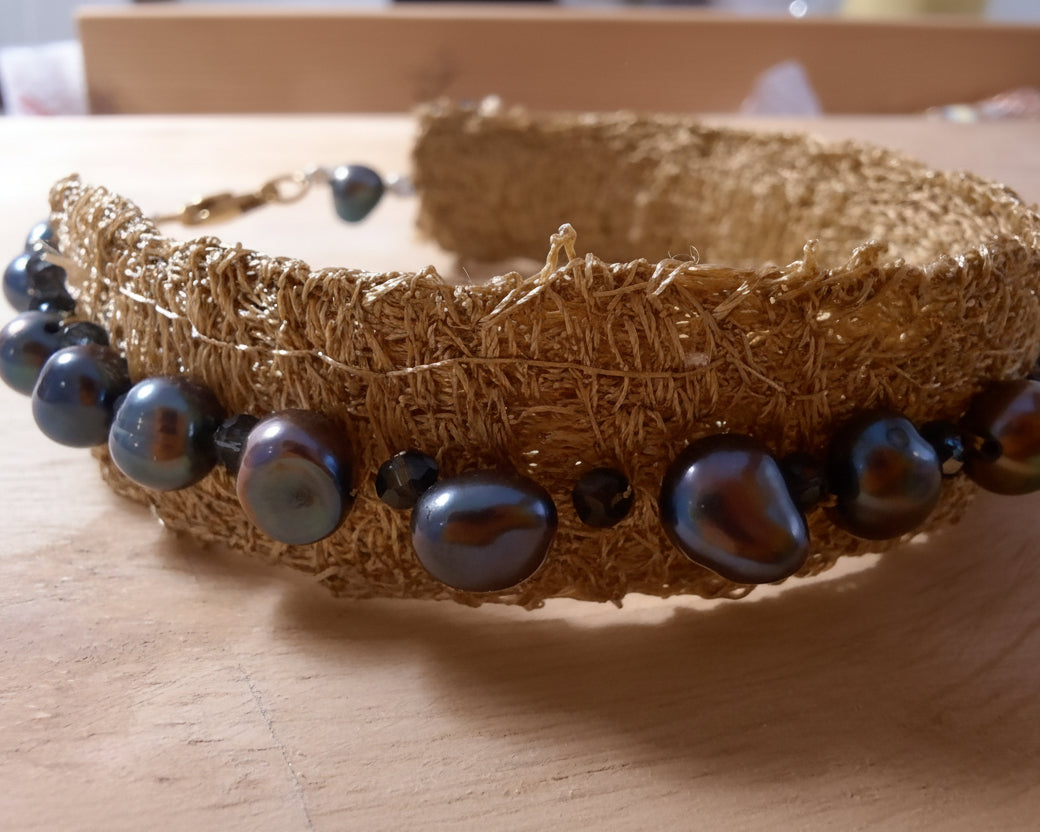 Embroidered gold and grey pearl bracelet Asimico